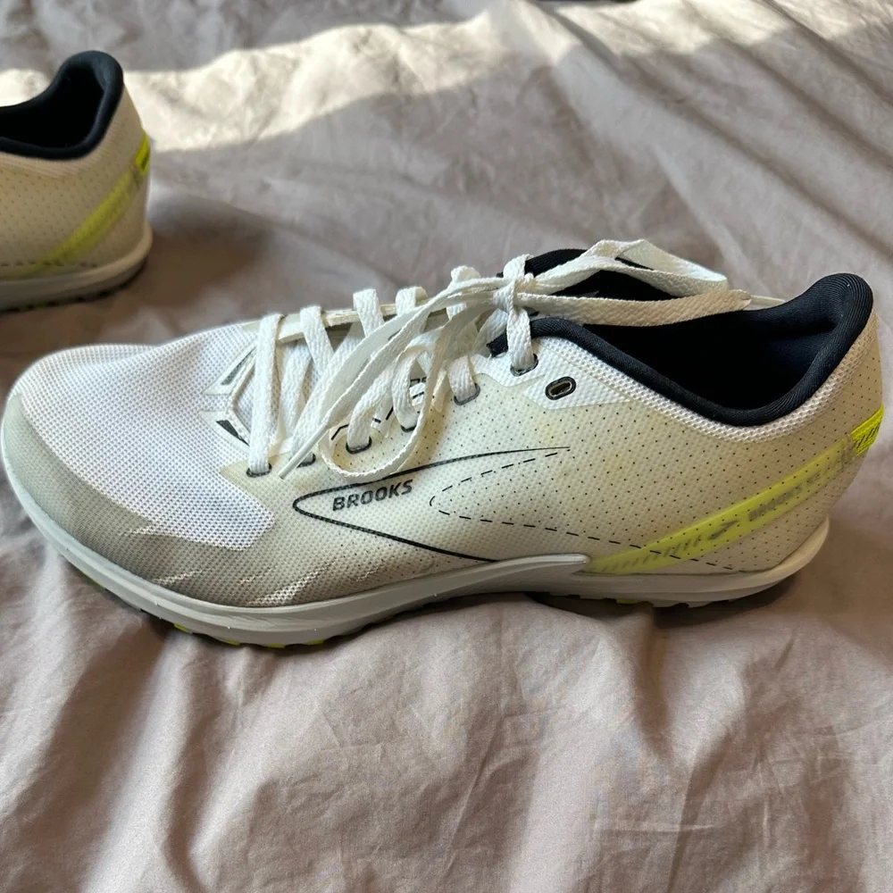 Brooks Draft XC Men’s Cross County Running Shoes 8.5 Spikes White Grey Athletic